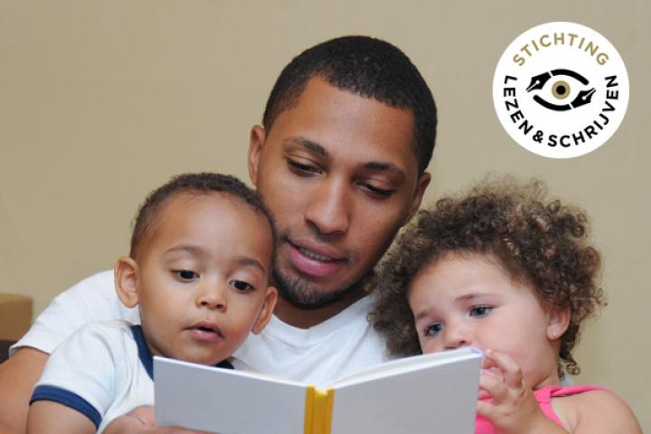 Samen voorlezen stimuleert de taalontwikkeling van kinderen én ouders.
