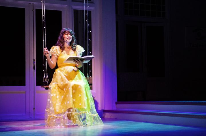 Ellen ten Damme opent de uitreiking met een gedicht over de TaalHelden