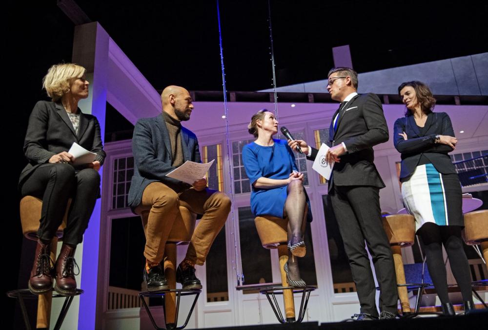 De jury van de TaalHeldenprijs 2018. Geke van Velzen maakte namens Peter Vandermeersch de winnaar in de categorie Bruggenbouwer bekend.