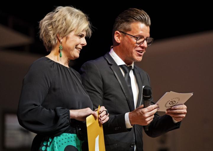 Kees Tol verwelkomt samen met Prinses Laurentien alle genomineerde TaalHelden op het podium in de Koninklijke Schouwburg