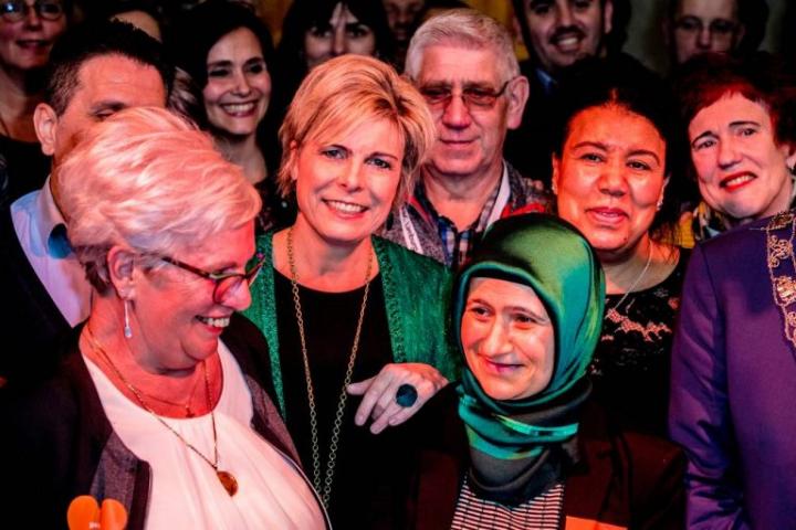 Prinses Laurentien te midden van genodigden TaalHeldenprijs 2017.