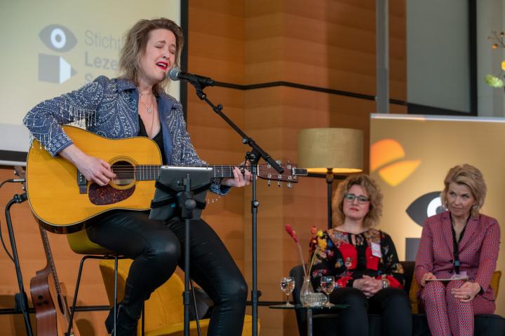 Leonie Meijer zingt voor Mandy
