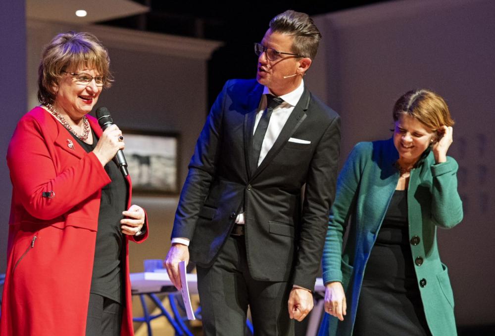 Voorzitter van de Raad van Toezicht Mariëtte Hamer met presentator Kees Tol en oud-voorzitter Marja van Bijsterveldt