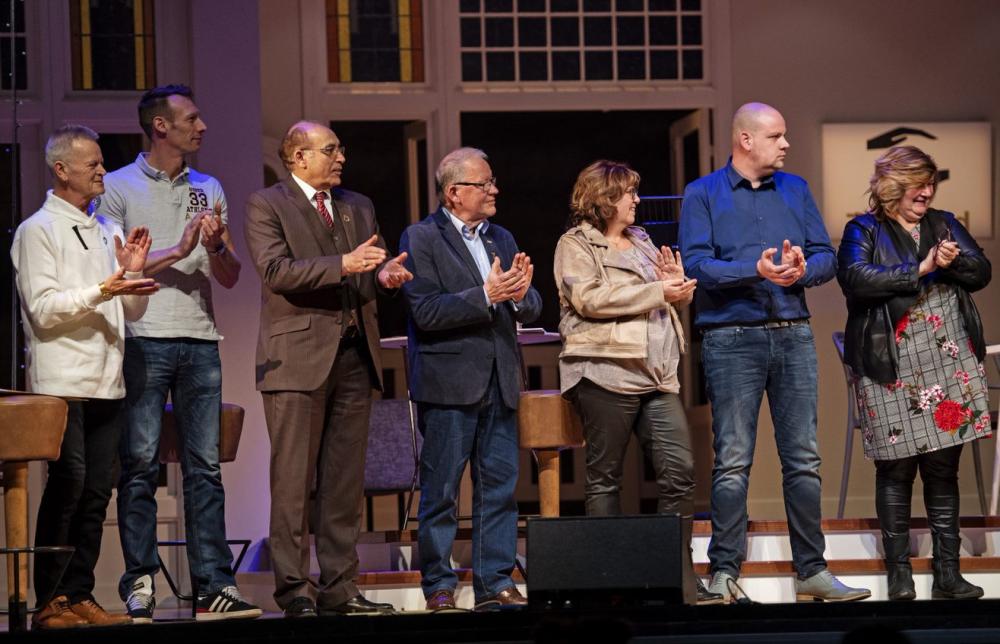 Van links naar rechts, de TaalHelden van 2018: Johan Stets, Jasper Harmes, Nazir Paya Husseini, Jos Jacobs, Marina Wapperom, Ricardo Hensema en Jose Brunselaar. 
